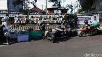 Tak hanya parkiran liar, sesekali pedagang juga ikut meramaikan kolong flyover ini.