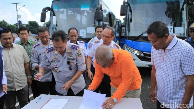 Rahmat Effendi Setir Sendiri Bus Hibah Kemenhub dari Cileunyi ke Bekasi