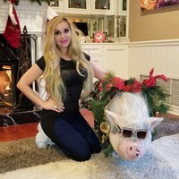 Inilah Marcela Iglesias yang viral karena aksinya memanjakan babi piaraannya yang bernama Chuy. Betapa tidak, Marcela memberikan Chuy kacamata bartaburan kristal dari Gucci sebagai kado ulang tahun. (Foto: Instagram/@marcelaiglesiashollywood)