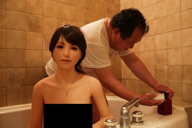 Senji pastinya tak lupa membersihkan Saori saat bonekanya tersebut kotor. Foto: Taro Karibe/Getty Images