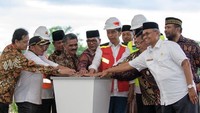 Pembangun tol pertama di Aceh, ruas Sigli-Banda Aceh resmi dumulai Desember 2018. Kehadiran jalan tol bertujuan mempercepat mobilitas barang dan jasa antar pusat-pusat pertumbuhan ekonomi dan membangun keterkaitan antara pusat produksi (kawasan industri, pertambangan, perkebunan, pariwisata) dengan outlet-outlet (pelabuhan/bandara) di Pulau Sumatera sehingga mendorong pengembangan wilayah. Pool/Kementerian PUPR.