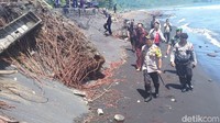 Selain memasang garis polisi, korps berseragam cokelat ini juga memasang papan imbauan bahaya gelombang tinggi di tepi pantai. Hal ini dilakukan agar abrasi pantai yang terjadi tidak membahayakan para wisatawan yang sedang berlibur.