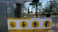 Lift ini diperuntukan bagi penyandang disabilitas, lansia, atau ibu hamil.