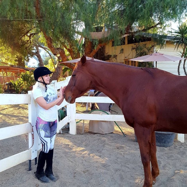 Ia juga hobi menunggang kuda. Sebagai penyayang binatang, Marcela hidup sebagai seorang vegan dan vegetarian. (Foto: Instagram/@marcelaiglesiashollywood)