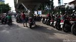 Parkir Liar Tumbuh Subur di Kolong Flyover Roxy