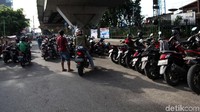 Dengan tarif Rp 5.000 motor-motor ini berjejer rapih di kolong flyover.