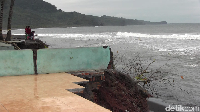 Selain itu juga pesisir pantai sepanjang 200 meter habis terkikis air laut.