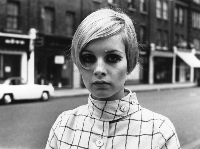 Penampilan Twiggy masih terasa ikonis hingga saat ini. Mulai dari baju khasnya berupa mini dress sampai riasan cat-eye dan rambut bergaya pixie-cut. (Foto: Getty Images)