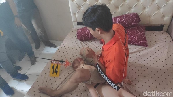 Foto: Rekonstruksi Detik-detik Hidayat Bunuh Sisca Icun Sulastri