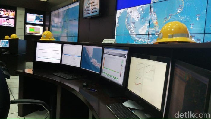 D5 Non Seismic Monitoring (Tide Gauge, GPS, Buoy). Ini merupakan pendeteksi gelombang air laut mulai dari pusat terjadinya gempa hingga ke pantai. Laporan terjadinya tsunami dilokasi akan masuk ke D5 bisa didapat dari alat seperti Tide Gauge, GPS, Buoy. Namun saat ini berhubung buoy di Indonesia tidak aktif, D5 ini hanya dapat menerima informasi gelombang tsunami dari tide gauge yg berada dipantai. Jadi informasi telah terjadinya tsunami akan masuk pasca gelombang sudah menerjang pantai.