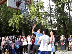 Aksi Sandiaga Cetak 3 Poin Saat Basket di Manahan Solo