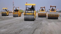 Presiden Jokowi juga meminta Menteri BUMN, Menteri Perhubungan, dan Menteri PUPR untuk mempercepat penyelesaian proyek runway 3 Bandara Soekarno Hatta. Pool/PT PP (Persero) Tbk.
