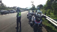 Pengendara yang hendak menuju kawasan puncak diimbau mengantisipasi beberapa titik rawan macet di sepanjang jalur menuju puncak. Titik tersebut di antaranya Simpang Pasir Muncang, Simpang Pasir Angin, Simpang Mega Mendung, Simpang Taman Wisata Matahari, Simpang Taman Safari, dan Simpang Warung Kaleng.Foto: (dok.Istimewa)