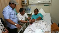 Direktur Pelayanan BPJS Ketenagakerjaan, Krishna Syarif mengunjungi korban Tsunami Banten di Rumah Sakit Puri Cinere, Depok. Jumat (28/12/2018).