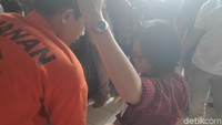 Foto: Sisca menjambak rambut Hidayat sambil mencaci maki. (Matius Alfons/detikcom)