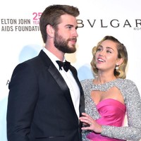 Miley Cyrus dan Liam Hemsworth yang makin mesra saja saat menghadiri Elton John Aids Foundation Party yang digelar dalam rangkaian Academy Awards 2018 Maret lalu. (Foto: Getty Images)