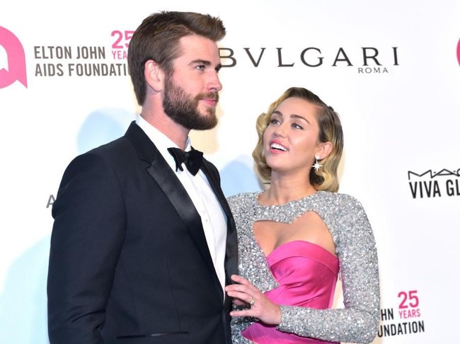 Miley Cyrus dan Liam Hemsworth yang makin mesra saja saat menghadiri Elton John Aids Foundation Party yang digelar dalam rangkaian Academy Awards 2018 Maret lalu. (Foto: Getty Images)