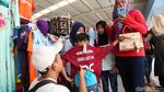 Wow! Ramainya Skybridge Tanah Abang Jelang Tahun Baru