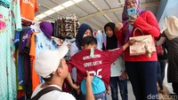 Oke cukup bajunya, tinggal dibayar yang bu.