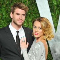 Liam dan Miley muncul bersama di Vanity Fair Oscar party 2012 setelah sempat dikabarkan putus. Miley memanfaatkan momen tersebut untuk mempertegas asmaranya dengan Liam tetap berlanjut lewat pose mesranya. (Foto: Getty Images)