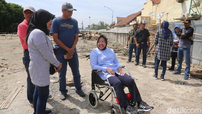 Potret Walikota Surabaya, Tri Rismaharini yang menggunakan kursi roda karena keseleo. Foto: Amir Baihaqi Potret Walikota Surabaya, Tri Rismaharini yang menggunakan kursi roda karena keseleo. Foto: Amir Baihaqi