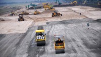 Nampak sejumlah alat berat seperti stoom walls, traktor, dan ekskavator di lokasi proyek. Pool/PT PP (Persero) Tbk.