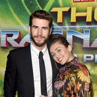 Liam dan Miley reuni di premier Thor: Ragnarok pada Oktober 2017. Inilah penampilan perdana mereka di karpet merah setelah membatalkan pertunangan empat tahun lalu. Lihat betapa bahagianya sejoli ini. (Foto: Getty Images)