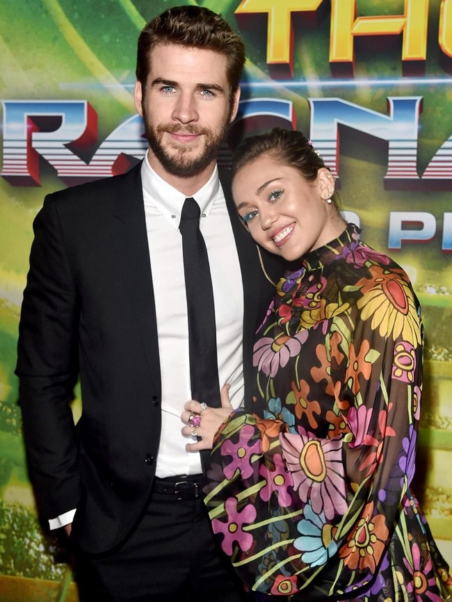 Liam dan Miley reuni di premier Thor: Ragnarok pada Oktober 2017. Inilah penampilan perdana mereka di karpet merah setelah membatalkan pertunangan empat tahun lalu. Lihat betapa bahagianya sejoli ini. (Foto: Getty Images)