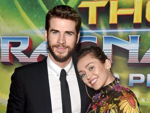 So Sweet! 9 Potret Mesra Miley Cyrus dan Liam Hemsworth di Karpet Merah
