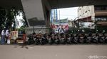 Parkir Liar Tumbuh Subur di Kolong Flyover Roxy