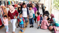 Skybridge yang telah terintegrasi dengan Stasiun Tanah Abang ini mempermudah warga untuk berbelanja.