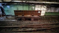 Lori atau kereta pengangkut hasil tambang di kedalaman 1.000 meter. Reuters/Wolfgang Rattay.