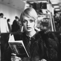 Model senior legendaris Twiggy baru saja menorehkan prestasi dalam kariernya. Atas jasanya untuk industri fashion dan hiburan Inggris, perempuan 69 tahun ini mendapat gelar kehormatan Dame dari Ratu Elizabeth II. Eksis di era 60-an, Twiggy kerap disebut-sebut sebagai supermodel pertama di dunia. (Foto: Getty Images)