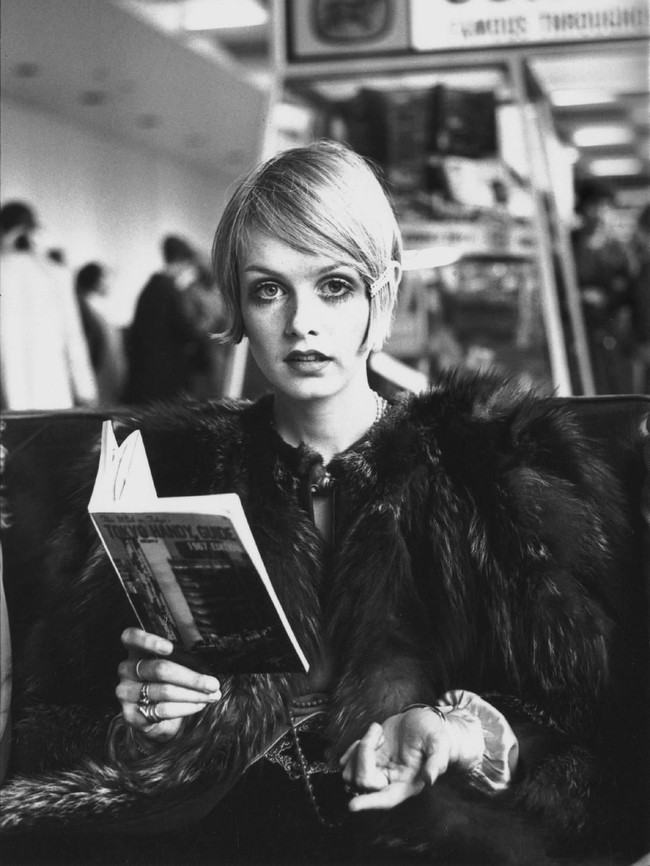 Model senior legendaris Twiggy baru saja menorehkan prestasi dalam kariernya. Atas jasanya untuk industri fashion dan hiburan Inggris, perempuan 69 tahun ini mendapat gelar kehormatan Dame dari Ratu Elizabeth II. Eksis di era 60-an, Twiggy kerap disebut-sebut sebagai supermodel pertama di dunia. (Foto: Getty Images)