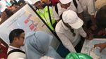 Kunjungi Korban Tsunami, Rini Soemarno Cicipi Masakan Relawan