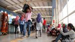 Wow! Ramainya Skybridge Tanah Abang Jelang Tahun Baru