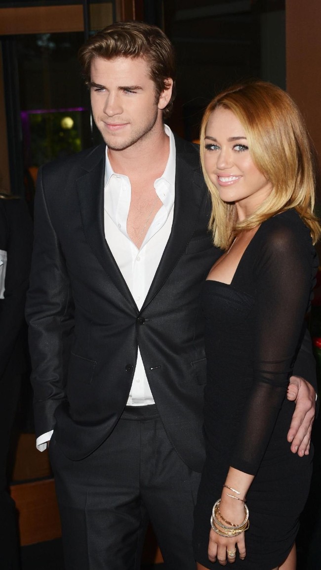 Hadir di sebuah acara pada pertengahan 2013, Miley terlihat memakai cincin berlian yang disebut-sebut sebagai cincin pertunangan. Dan benar, sejoli ini ternyata sudah bertunangan. (Foto: Getty Images)