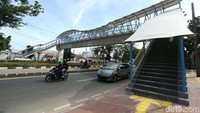 Hal itu membuat jembatan penyeberangan tersebut tampak lebih indah, dibanding JPO lainnya.