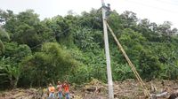 Teknisi PLN Ketar Ketir Pasang Listrik Pinggir Laut Pasca Tsunami