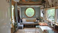 Pembangunan rumah menggunakan bahan ramah lingkungan. Selain itu rumah kecil ini memilih tenaga surya 360 watt sebagai sumber energi. Inhabitat/Nicole Jewell.