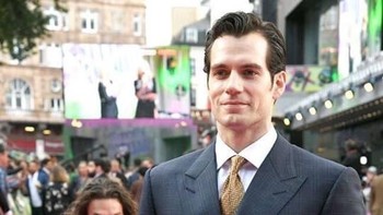 Foto Jason Momoa yang tampak ingin menyergap Henry Cavill ini juga sering dijadikan meme. Poster film Aquaman yang dibintangi Momoa juga sempat viral karena jadi meme. Foto: Istimewa