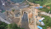 Saat ini, progres proyek telah berjalan 76% yang meliputi pengerjaan saddle dam, outlet terowongan pengelak, main dam, dan spillway.Foto: Dok. PT Waskita Karya (Persero) Tbk