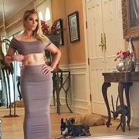 Selain babi, Marcela yang mengklaim diri sebagai penyayang binatang itu juga memiliki beberapa anjing (Foto: Instagram/@marcelaiglesiashollywood)