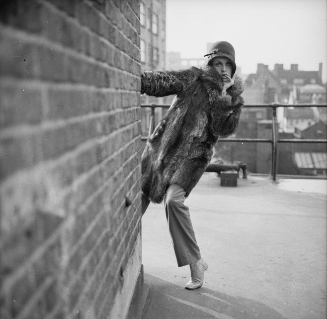 Namun, kehidupannya berbalik ketika Twiggy mulai berkarier sebagai model profesional di usia 16. Tubuhnya yang mungil dengan mata bulat besar dengan justru menjadi fitur menarik yang memiliki daya tarik tersendiri di dunia fashion. Itu mengapa ia disebut Twiggy karena fisiknya. (Foto: Getty Images)