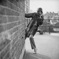 Namun, kehidupannya berbalik ketika Twiggy mulai berkarier sebagai model profesional di usia 16. Tubuhnya yang mungil dengan mata bulat besar dengan justru menjadi fitur menarik yang memiliki daya tarik tersendiri di dunia fashion. Itu mengapa ia disebut Twiggy karena fisiknya. (Foto: Getty Images)