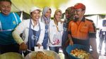 Kunjungi Korban Tsunami, Rini Soemarno Cicipi Masakan Relawan