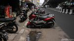 Parkir Liar Tumbuh Subur di Kolong Flyover Roxy