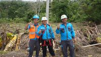 Teknisi PLN Ketar Ketir Pasang Listrik Pinggir Laut Pasca Tsunami