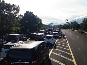 Puncak Diberlakukan Satu Arah ke Atas hingga Pukul 12.00 WIB