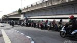 Parkir Liar Tumbuh Subur di Kolong Flyover Roxy